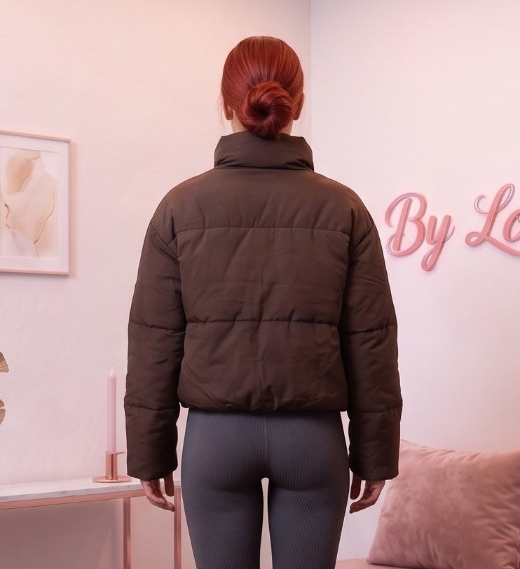 Chaqueta puffer acolchada de mujer con relleno de plumón y cuello alto envolvente, disponible en negro, blanco cisne, rojo vino, café y gris volcánico