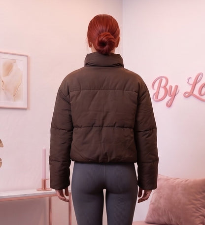 Chaqueta puffer acolchada de mujer con relleno de plumón y cuello alto envolvente, disponible en negro, blanco cisne, rojo vino, café y gris volcánico