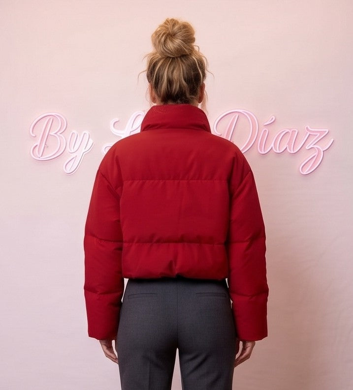 Chaqueta puffer acolchada de mujer con relleno de plumón y cuello alto envolvente, disponible en negro, blanco cisne, rojo vino, café y gris volcánico