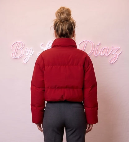 Chaqueta puffer acolchada de mujer con relleno de plumón y cuello alto envolvente, disponible en negro, blanco cisne, rojo vino, café y gris volcánico