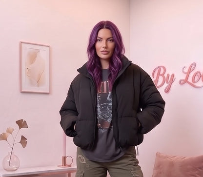 Chaqueta puffer acolchada de mujer con relleno de plumón y cuello alto envolvente, disponible en negro, blanco cisne, rojo vino, café y gris volcánico