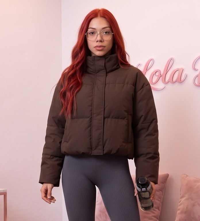 Chaqueta puffer acolchada de mujer con relleno de plumón y cuello alto envolvente, disponible en negro, blanco cisne, rojo vino, café y gris volcánico