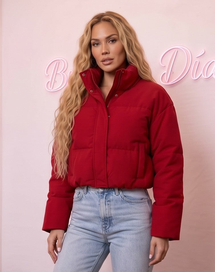 Chaqueta puffer acolchada de mujer con relleno de plumón y cuello alto envolvente, disponible en negro, blanco cisne, rojo vino, café y gris volcánico