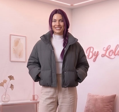 Chaqueta puffer acolchada de mujer con relleno de plumón y cuello alto envolvente, disponible en negro, blanco cisne, rojo vino, café y gris volcánico