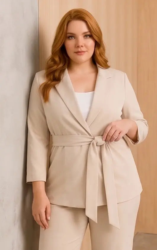 Conjunto Dos Piezas Tallas Grandes Mujer: Blazer con Cinturón y Pantalón Beige