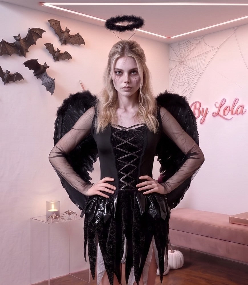 Disfraz femenino estilo fantasía de ángel caído y gótico compuesto por vestido corto con corsé de cordones entrelazados en el pecho, mangas acampanadas y falda asimétrica en picos confeccionada en terciopelo y malla de tul, acompañado de alas con plumas y diadema con aureola oscura.
