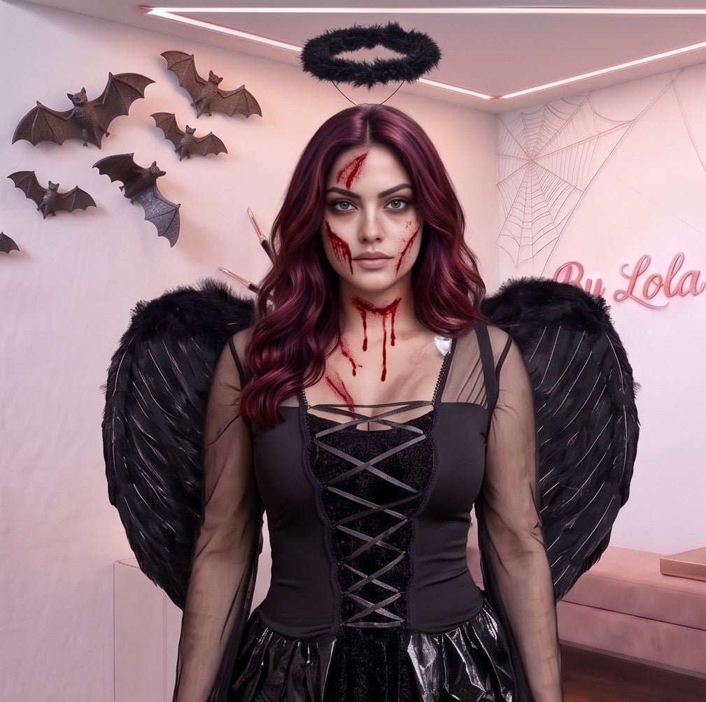 Disfraz femenino estilo fantasía de ángel caído y gótico compuesto por vestido corto con corsé de cordones entrelazados en el pecho, mangas acampanadas y falda asimétrica en picos confeccionada en terciopelo y malla de tul, acompañado de alas con plumas y diadema con aureola oscura.