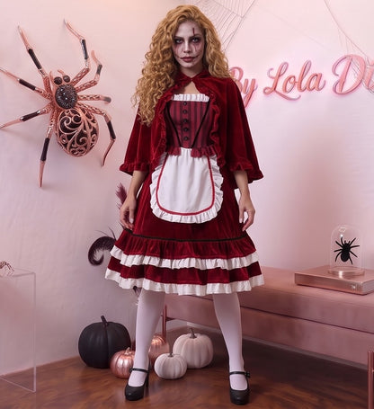 Disfraz de Caperucita Roja estilo gótico y fantasía para mujer, compuesto por vestido de terciopelo rojo vino con corpiño a rayas, delantal blanco con volantes, falda acampanada con ribete blanco y capa corta a juego con capucha amplia con fruncidos.