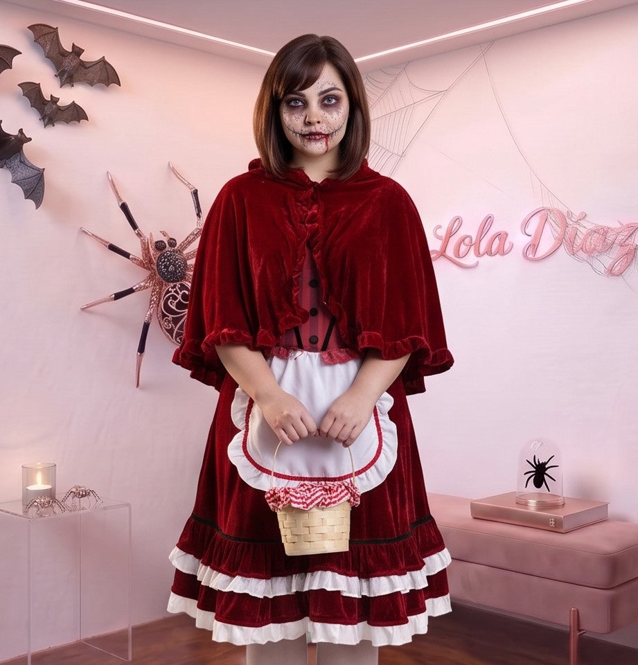 Disfraz de Caperucita Roja estilo gótico y fantasía para mujer, compuesto por vestido de terciopelo rojo vino con corpiño a rayas, delantal blanco con volantes, falda acampanada con ribete blanco y capa corta a juego con capucha amplia con fruncidos.