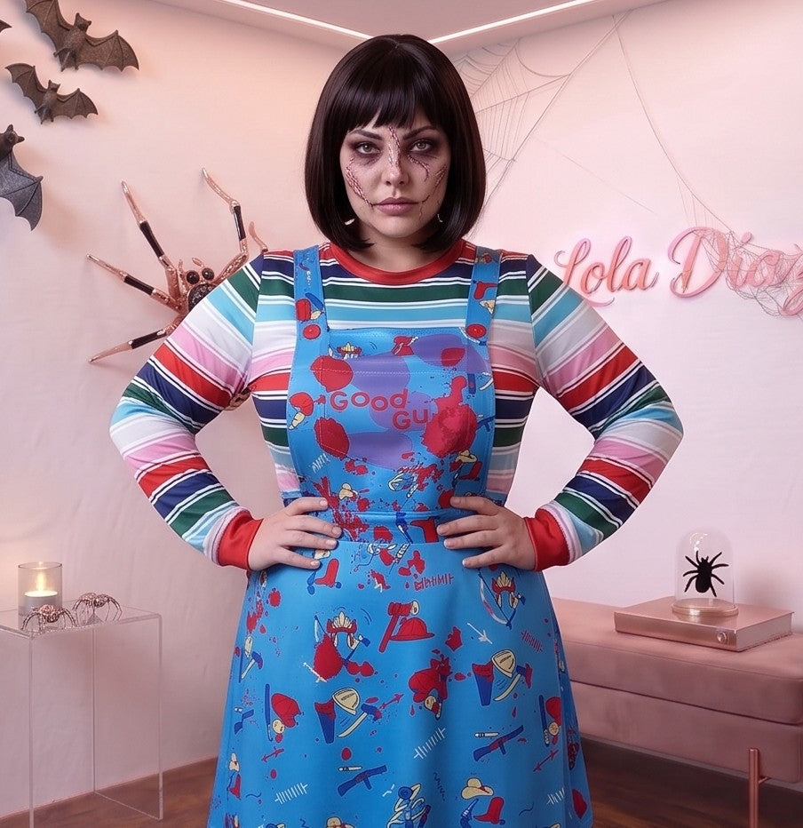 Disfraz de cosplay estilo muñeco diabólico Good Guys para adulto, compuesto por vestido tipo peto o pichi azul con tirantes cruzados, botones rojos, falda con vuelo estampada de herramientas ensangrentadas y camiseta interior de manga larga a rayas multicolores con cuello y puños rojos elásticos