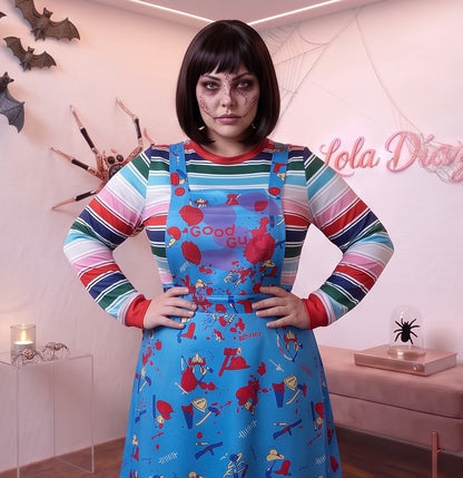 Disfraz de cosplay estilo muñeco diabólico Good Guys para adulto, compuesto por vestido tipo peto o pichi azul con tirantes cruzados, botones rojos, falda con vuelo estampada de herramientas ensangrentadas y camiseta interior de manga larga a rayas multicolores con cuello y puños rojos elásticos