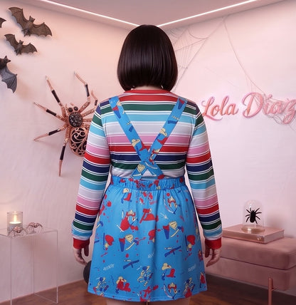 Disfraz de cosplay estilo muñeco diabólico Good Guys para adulto, compuesto por vestido tipo peto o pichi azul con tirantes cruzados, botones rojos, falda con vuelo estampada de herramientas ensangrentadas y camiseta interior de manga larga a rayas multicolores con cuello y puños rojos elásticos