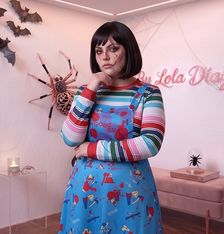 Disfraz de cosplay estilo muñeco diabólico Good Guys para adulto, compuesto por vestido tipo peto o pichi azul con tirantes cruzados, botones rojos, falda con vuelo estampada de herramientas ensangrentadas y camiseta interior de manga larga a rayas multicolores con cuello y puños rojos elásticos