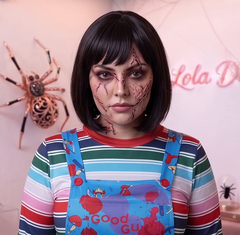 Disfraz de cosplay estilo muñeco diabólico Good Guys para adulto, compuesto por vestido tipo peto o pichi azul con tirantes cruzados, botones rojos, falda con vuelo estampada de herramientas ensangrentadas y camiseta interior de manga larga a rayas multicolores con cuello y puños rojos elásticos