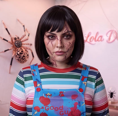 Disfraz de cosplay estilo muñeco diabólico Good Guys para adulto, compuesto por vestido tipo peto o pichi azul con tirantes cruzados, botones rojos, falda con vuelo estampada de herramientas ensangrentadas y camiseta interior de manga larga a rayas multicolores con cuello y puños rojos elásticos