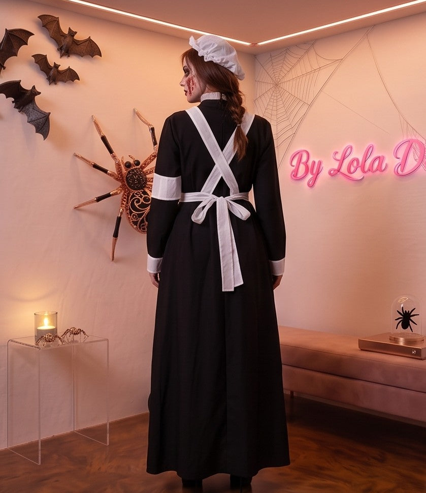 Disfraz vintage de enfermera de época victoriana o monja médica para mujer, compuesto por vestido largo negro de cuello alto y manga larga con puños blancos, delantal blanco con tirantes cruzados a la espalda, brazalete blanco con cruz roja y cofia blanca fruncida a juego