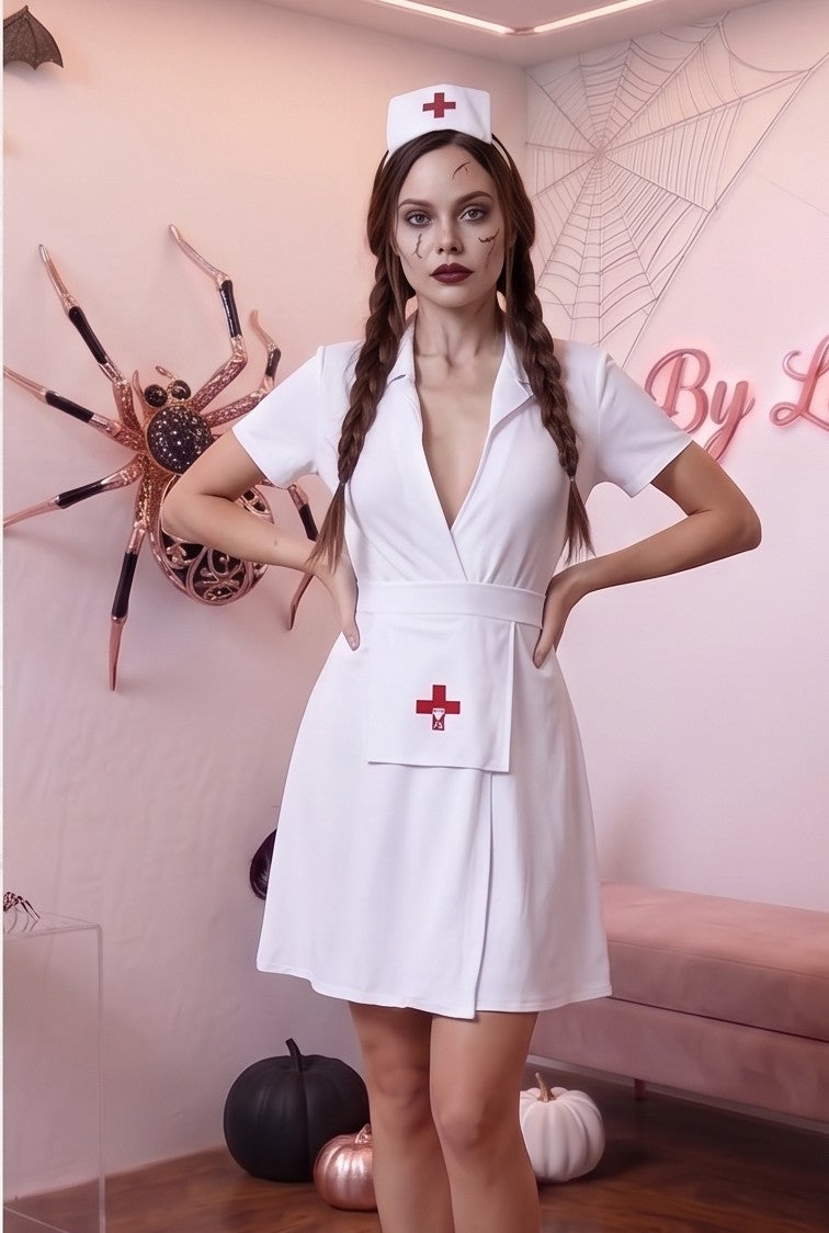 Disfraz de enfermera para mujer en color blanco liso, confeccionado en poliéster. Incluye vestido corto con cuello camisero y escote en pico, cofia o tocado a juego para la cabeza con detalle de cruz roja y delantal blanco ajustable con cruz médica en el pecho