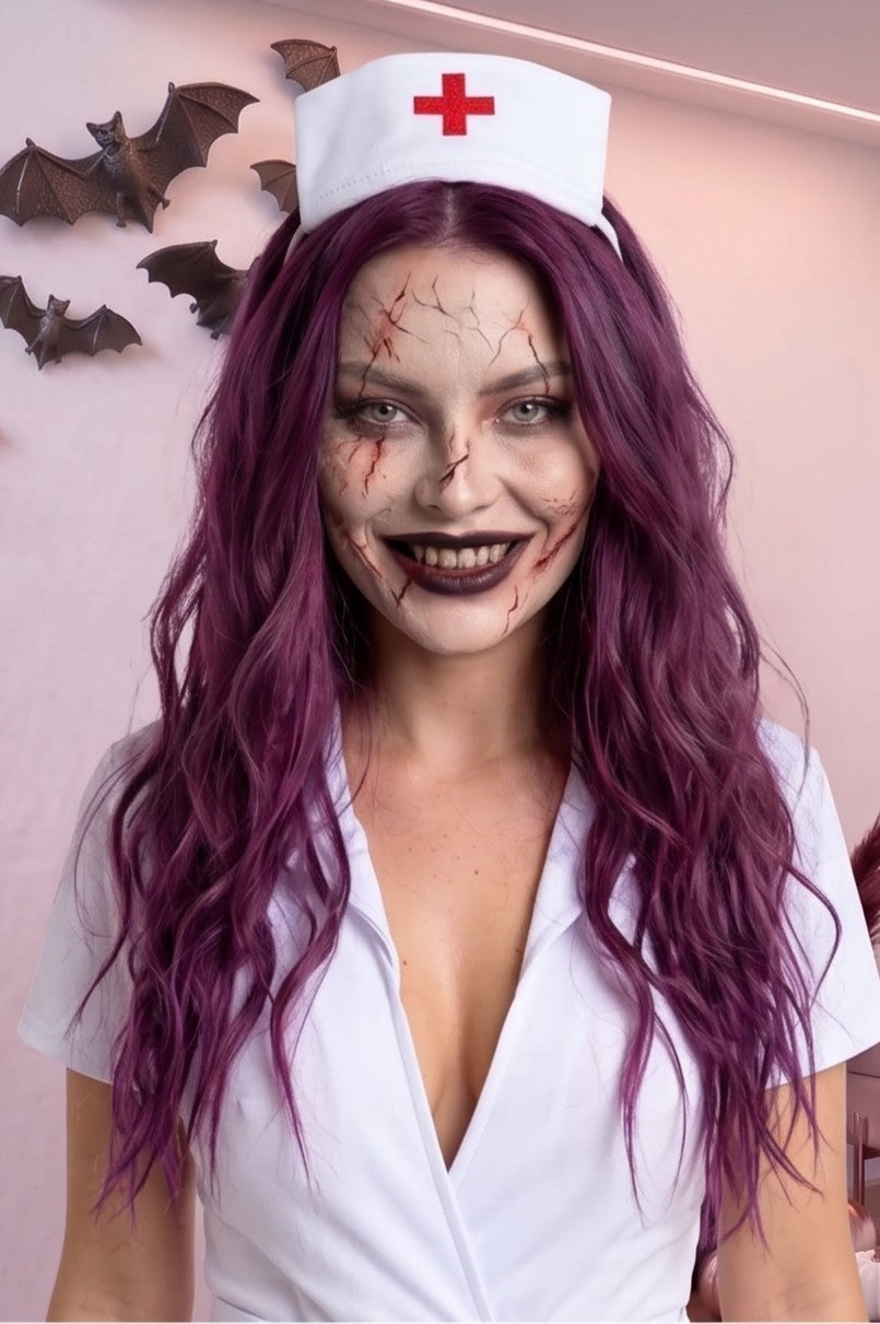 Disfraz de enfermera para mujer en color blanco liso, confeccionado en poliéster. Incluye vestido corto con cuello camisero y escote en pico, cofia o tocado a juego para la cabeza con detalle de cruz roja y delantal blanco ajustable con cruz médica en el pecho