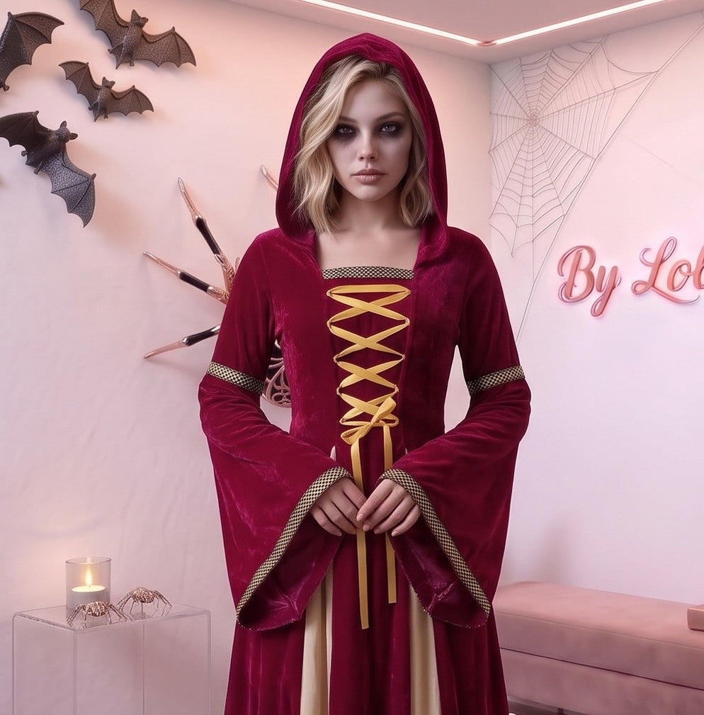 Disfraz medieval y gótico de mujer con vestido largo hasta los pies en tejido de terciopelo rojo burdeos, detalle frontal drapeado en tono crema y corsé con lazos dorados cruzados, mangas largas acampanadas acampanadas con ribetes dorados y capucha holgada integrada, ideal para caracterización teatral, temática de época y Halloween.