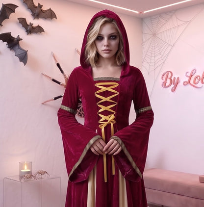 Disfraz medieval y gótico de mujer con vestido largo hasta los pies en tejido de terciopelo rojo burdeos, detalle frontal drapeado en tono crema y corsé con lazos dorados cruzados, mangas largas acampanadas acampanadas con ribetes dorados y capucha holgada integrada, ideal para caracterización teatral, temática de época y Halloween.