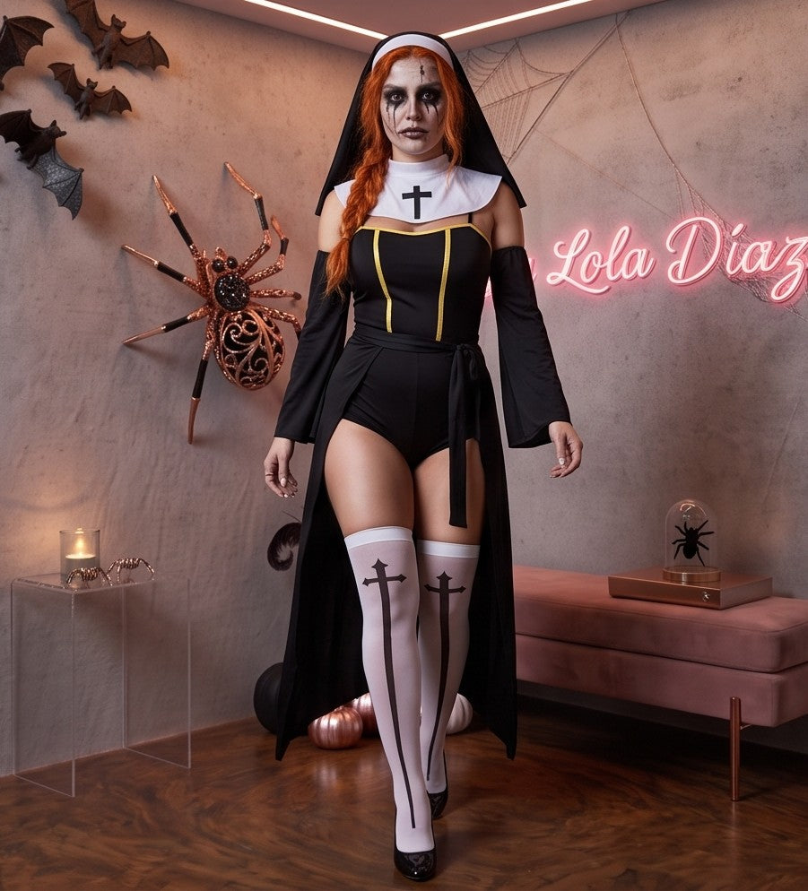 Disfraz cosplay de monja gótica en mezcla de algodón negro, compuesto por enterizo con detalles amarillos, sobrefalda abierta en cintura, mangas acampanadas desmontables, cuello blanco con cruz, velo y medias altas blancas con cruz estampada.