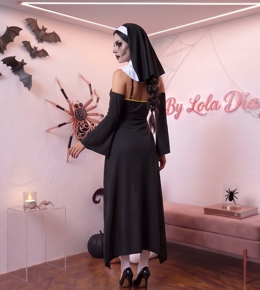 Disfraz cosplay de monja gótica en mezcla de algodón negro, compuesto por enterizo con detalles amarillos, sobrefalda abierta en cintura, mangas acampanadas desmontables, cuello blanco con cruz, velo y medias altas blancas con cruz estampada.