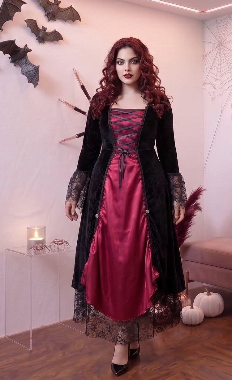 disfraz de vampiresa gótica compuesto por un vestido de terciopelo negro y satén rojo. El vestido presenta un corpiño con cordones frontales en el escote, mangas de encaje negro acampanadas y una falda larga de encaje con vuelo.