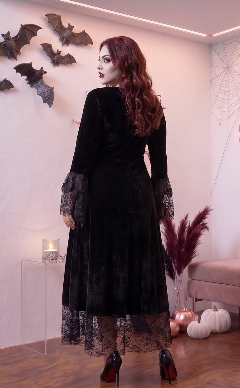 disfraz de vampiresa gótica compuesto por un vestido de terciopelo negro y satén rojo. El vestido presenta un corpiño con cordones frontales en el escote, mangas de encaje negro acampanadas y una falda larga de encaje con vuelo.