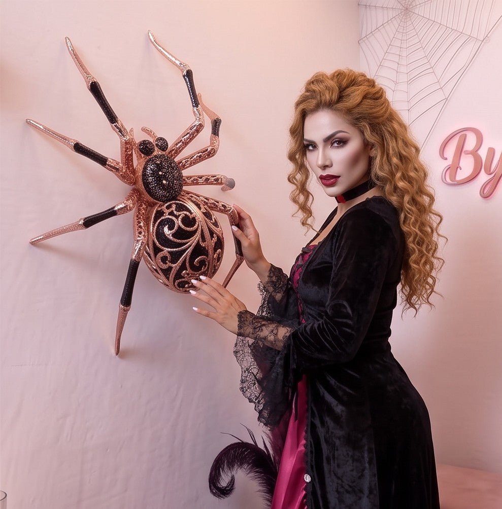 disfraz de vampiresa gótica compuesto por un vestido de terciopelo negro y satén rojo. El vestido presenta un corpiño con cordones frontales en el escote, mangas de encaje negro acampanadas y una falda larga de encaje con vuelo.