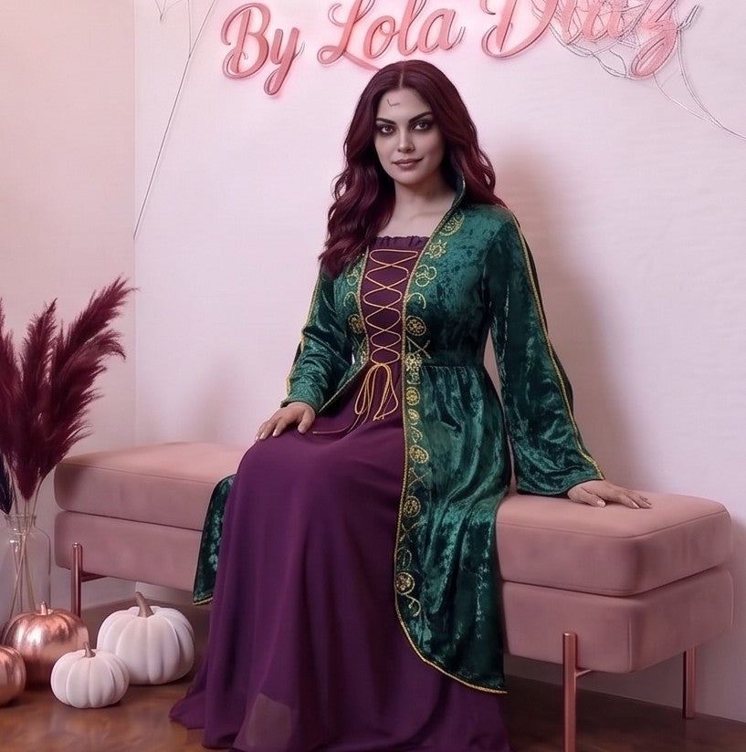 Disfraz de bruja medieval inspirado en Winifred Sanderson con vestido largo en dos piezas simuladas: túnica exterior de terciopelo verde esmeralda con cuello alzado, mangas acampanadas con ribetes dorados y bordados rúnicos en el pecho, sobre falda interior fluida en tono morado púrpura con corsé ajustable de cordones amarillos.