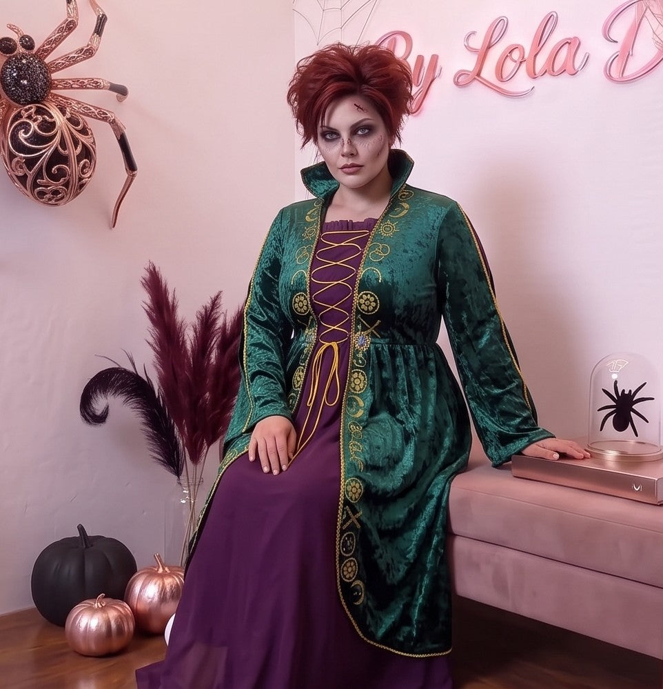 Disfraz de bruja medieval inspirado en Winifred Sanderson con vestido largo en dos piezas simuladas: túnica exterior de terciopelo verde esmeralda con cuello alzado, mangas acampanadas con ribetes dorados y bordados rúnicos en el pecho, sobre falda interior fluida en tono morado púrpura con corsé ajustable de cordones amarillos. Tallas Grandes, Curvy, XXXL.