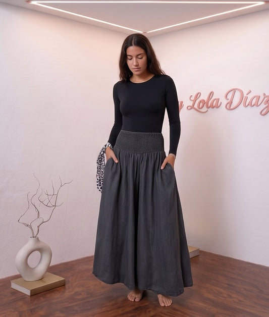 falda pantalón fluida de corte ancho con cintura elástica en nido de abeja y lazo lateral, disponible en azul denim, estampado floral y gris marengo