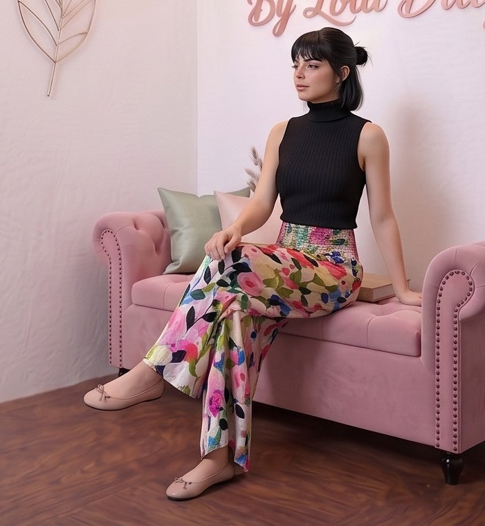 falda pantalón fluida de corte ancho con cintura elástica en nido de abeja y lazo lateral, disponible en azul denim, estampado floral y gris marengo