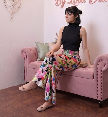 falda pantalón fluida de corte ancho con cintura elástica en nido de abeja y lazo lateral, disponible en azul denim, estampado floral y gris marengo