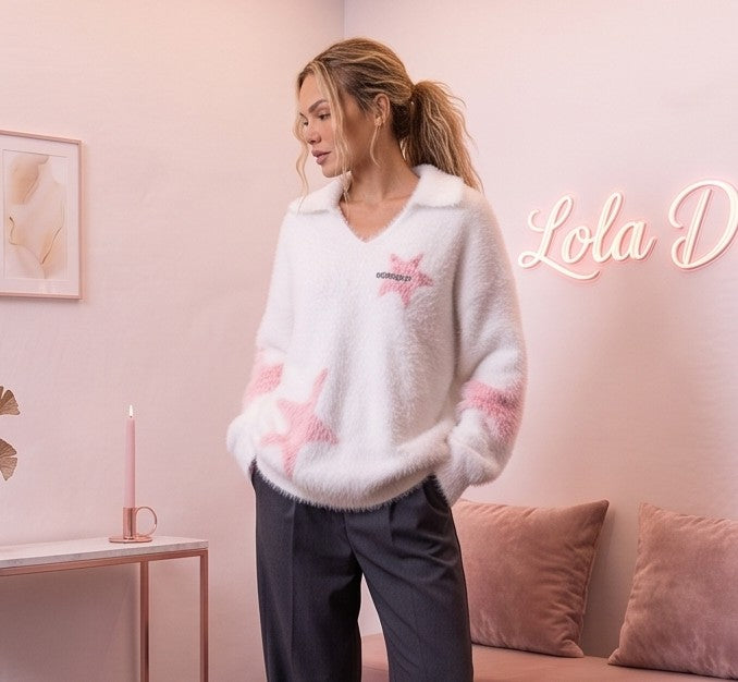 Jersey oversize de mujer en punto peluche suave con escote en pico y solapas, estampado de estrellas a contraste y detalle bordado en el pecho, disponible en blanco con estrellas rosa y granate con estrellas azul turquesa