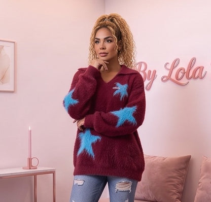 Jersey oversize de mujer en punto peluche suave con escote en pico y solapas, estampado de estrellas a contraste y detalle bordado en el pecho, disponible en blanco con estrellas rosa y granate con estrellas azul turquesa