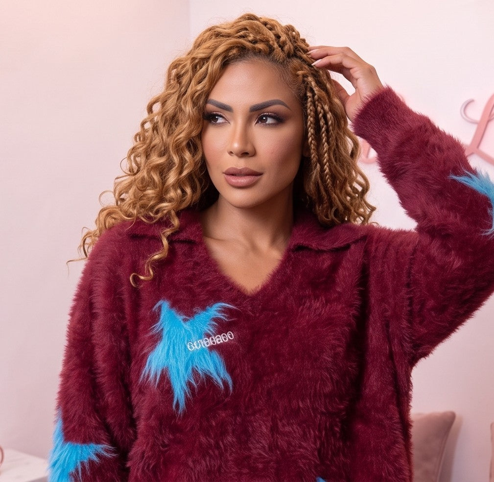 Jersey oversize de mujer en punto peluche suave con escote en pico y solapas, estampado de estrellas a contraste y detalle bordado en el pecho, disponible en blanco con estrellas rosa y granate con estrellas azul turquesa