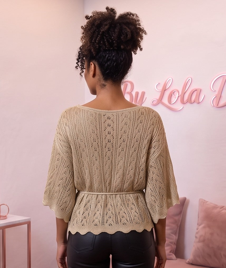 Jersey de punto calado para mujer en color caqui con reflejos de hilo metálico, escote barco, mangas holgadas acampanadas, dobladillo festoneado y lazo ajustable en la cintura