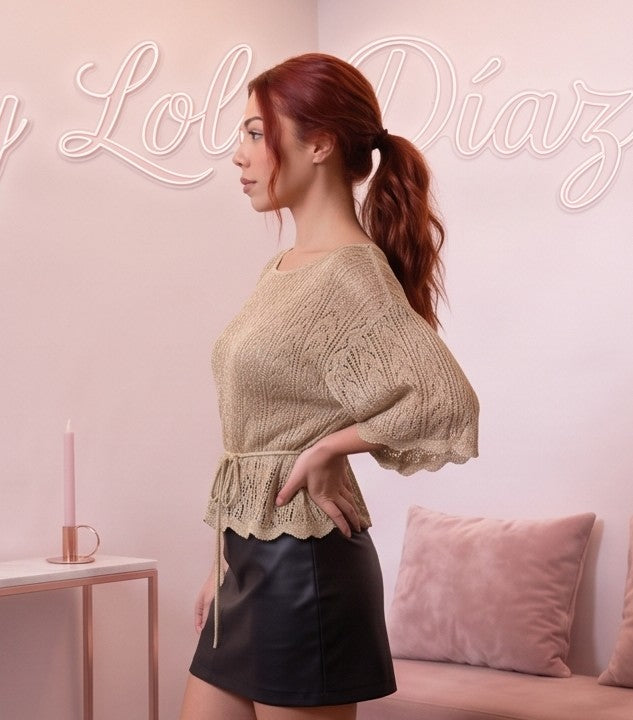 Jersey de punto calado para mujer en color caqui con reflejos de hilo metálico, escote barco, mangas holgadas acampanadas, dobladillo festoneado y lazo ajustable en la cintura