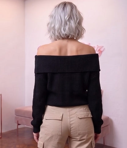 Jersey corto de punto fino acanalado para mujer con escote barco de hombros caídos y manga larga, disponible en azul marino, blanco roto y negro clásico sobre fondo de boutique.