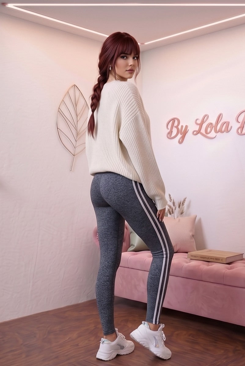 Leggins deportivos largos para mujer de tiro alto y efecto moldeador, con doble franja blanca lateral en contraste, confeccionados en tejido elástico transpirable de poliéster y elastano, disponibles en 10 colores para yoga, fitness y running.