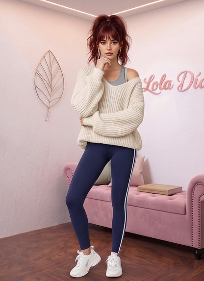 Leggins deportivos largos para mujer de tiro alto y efecto moldeador, con doble franja blanca lateral en contraste, confeccionados en tejido elástico transpirable de poliéster y elastano, disponibles en 10 colores para yoga, fitness y running.