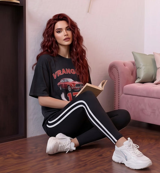 Leggins deportivos largos para mujer de tiro alto y efecto moldeador, con doble franja blanca lateral en contraste, confeccionados en tejido elástico transpirable de poliéster y elastano, disponibles en 10 colores para yoga, fitness y running.
