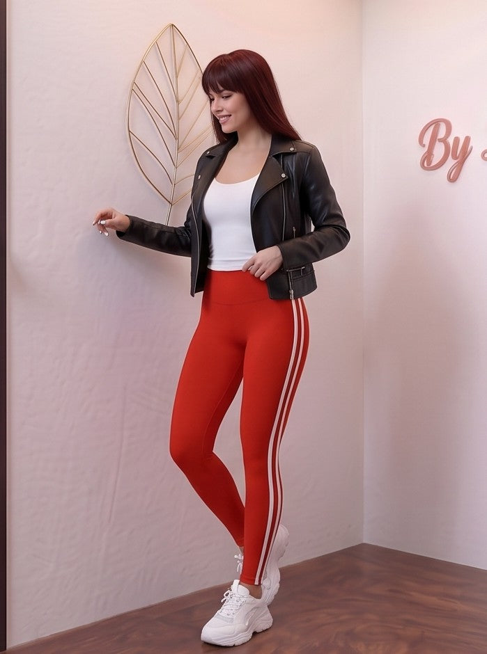 Leggins deportivos largos para mujer de tiro alto y efecto moldeador, con doble franja blanca lateral en contraste, confeccionados en tejido elástico transpirable de poliéster y elastano, disponibles en 10 colores para yoga, fitness y running.