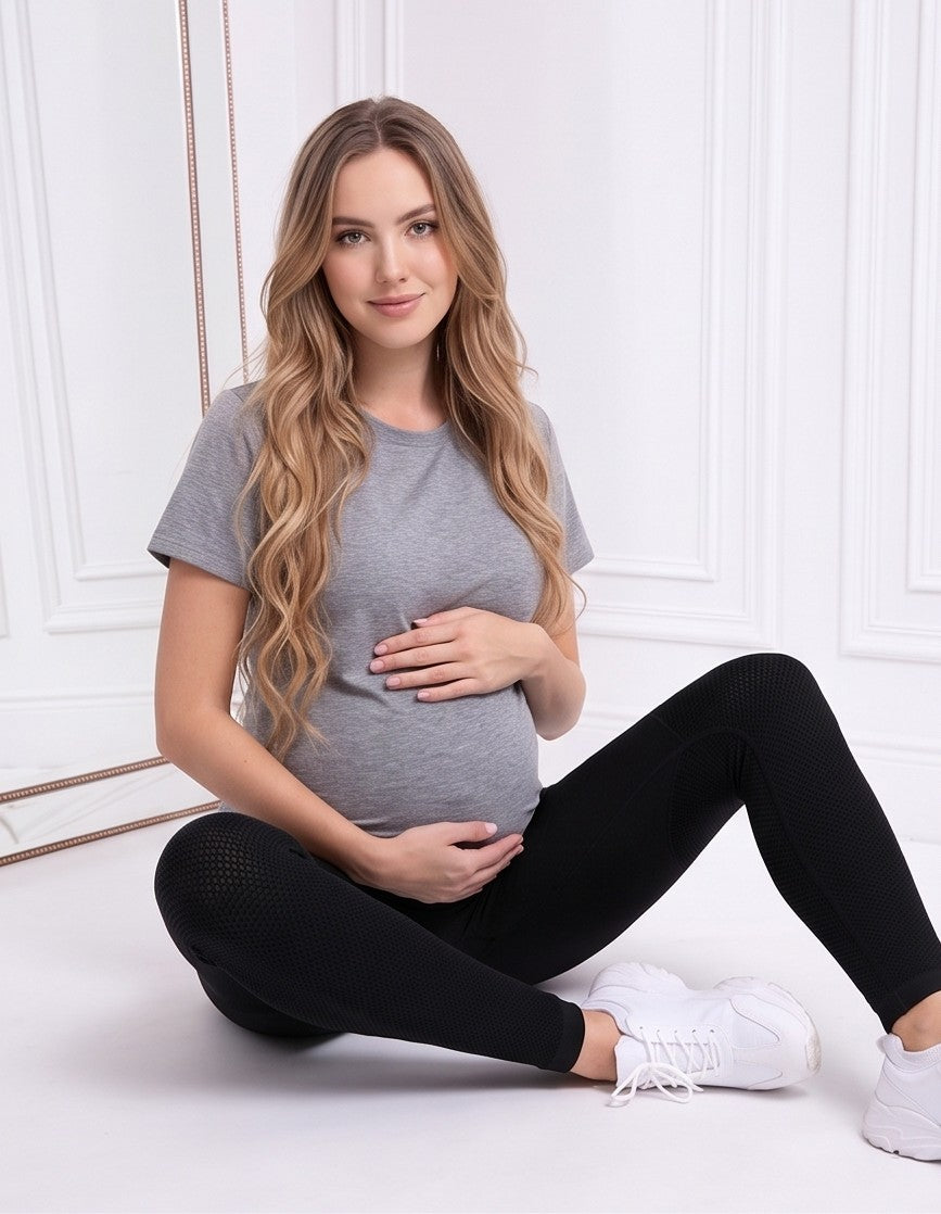 Leggins deportivos premamá sin costuras de tiro alto con panel anatómico de soporte para el vientre y detalle transpirable calado en piernas, disponible en negro, verde esmeralda jaspeado, gris marengo y azul petróleo.
