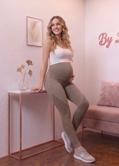 Leggins deportivos premamá sin costuras de tiro alto con panel anatómico de soporte para el vientre y detalle transpirable calado en piernas, disponible en negro, verde esmeralda jaspeado, gris marengo y azul petróleo.