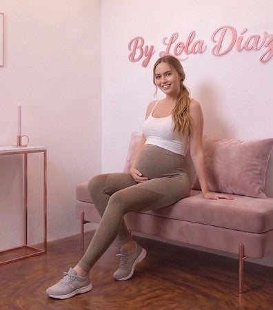 Leggins deportivos premamá sin costuras de tiro alto con panel anatómico de soporte para el vientre y detalle transpirable calado en piernas, disponible en negro, verde esmeralda jaspeado, gris marengo y azul petróleo.