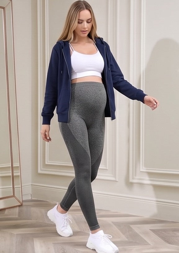 Leggins deportivos premamá sin costuras de tiro alto con panel anatómico de soporte para el vientre y detalle transpirable calado en piernas, disponible en negro, verde esmeralda jaspeado, gris marengo y azul petróleo.