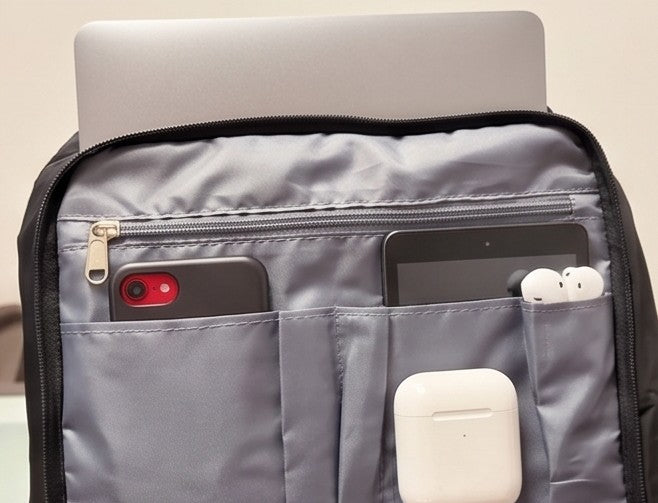 Mochila urbana y de viaje ergonómica e impermeable con compartimento para portátil, bolsillo frontal, correas acolchadas ajustables y bolsillos de malla lateral. Disponible en 5 capacidades (18L, 20L, 24L, 30L y 44L) y en 6 colores modernos: azul pastel, verde menta, verde salvia, lila lavanda, gris grafito y negro clásico
