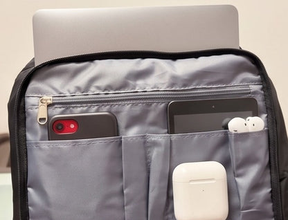 Mochila urbana y de viaje ergonómica e impermeable con compartimento para portátil, bolsillo frontal, correas acolchadas ajustables y bolsillos de malla lateral. Disponible en 5 capacidades (18L, 20L, 24L, 30L y 44L) y en 6 colores modernos: azul pastel, verde menta, verde salvia, lila lavanda, gris grafito y negro clásico